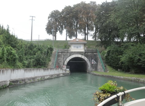 Toegang tot de Mont-de-Billy-tunnel (2,3 km lang).