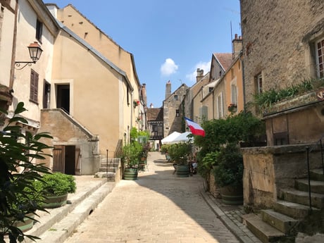 6-night all-inclusive cruise through the hills and villages of Northern Burgundy; enjoy gastronomy and adventure with our full crew at your service - Noyers