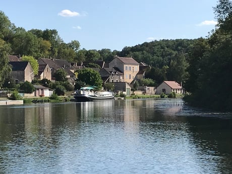 6-night all-inclusive cruise through the hills and villages of Northern Burgundy; enjoy gastronomy and adventure with our full crew at your service moored at Mailly-la-Ville
