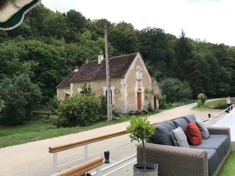 6-night all-inclusive cruise through the hills and villages of Northern Burgundy; enjoy gastronomy and adventure with our full crew at your service - Lock house on the Nivernais