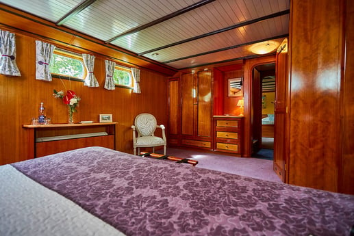Our 4 spacious cabins are all decorated with care, to give you the feeling of warmth and hospitality.