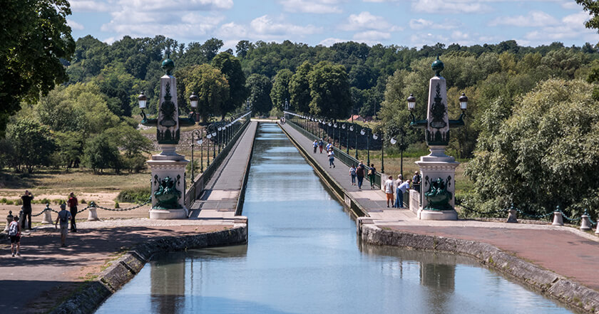 De rivier de Loire wordt overbrugd door Canal de Briare