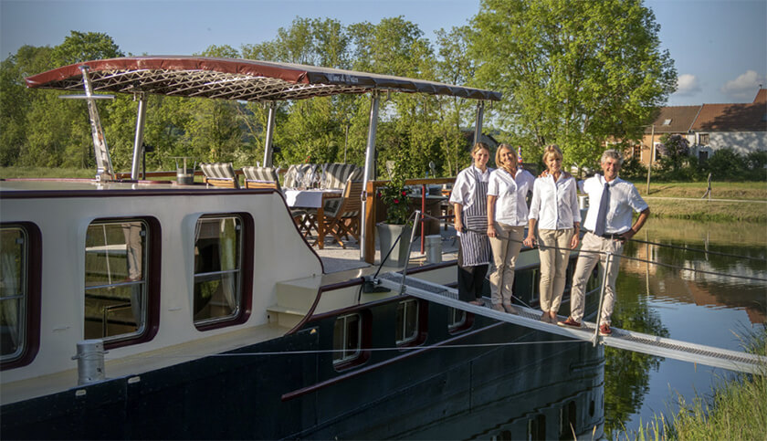 Tripulación privada de un crucero por el río en barcaza.