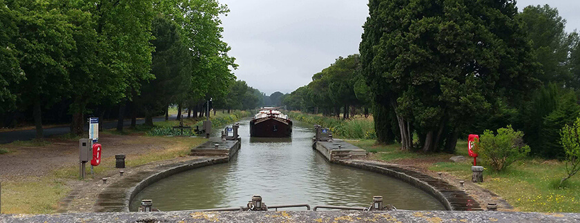 Canal-du-Midi ist bekannt für die vielen wunderbaren Bäume, die entlang des Wassers gepflanzt wurden
